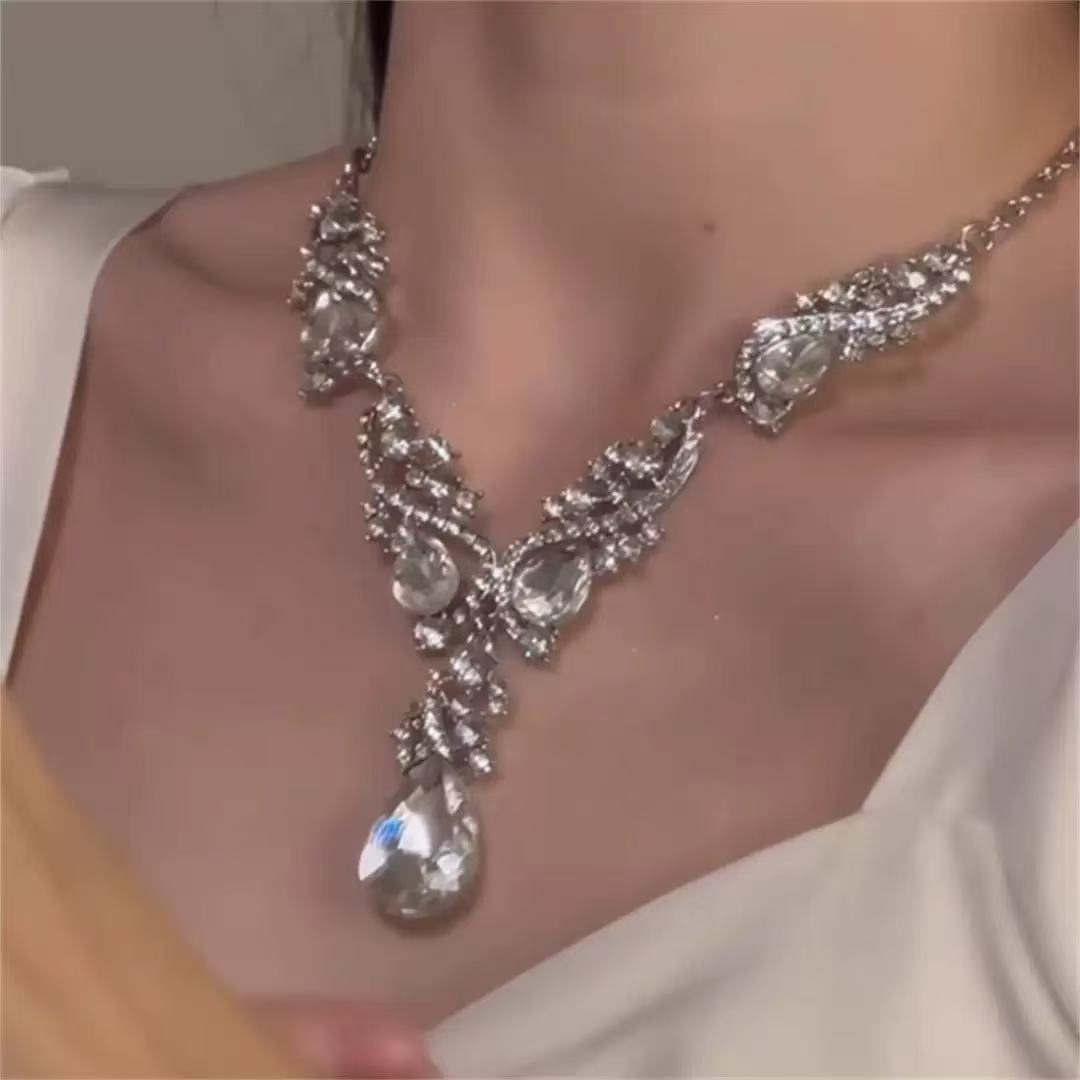 A304  Elegant Heavy Duty Waterdrop Tassel Clavicle Chain, Sparkling Light Luxury Necklace for Banquet