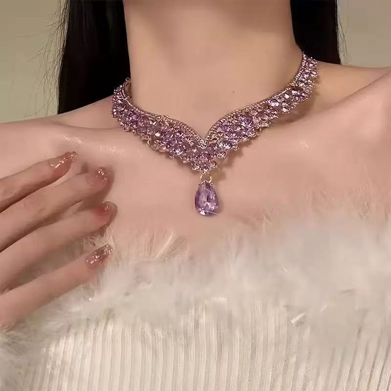 A304  Elegant Heavy Duty Waterdrop Tassel Clavicle Chain, Sparkling Light Luxury Necklace for Banquet