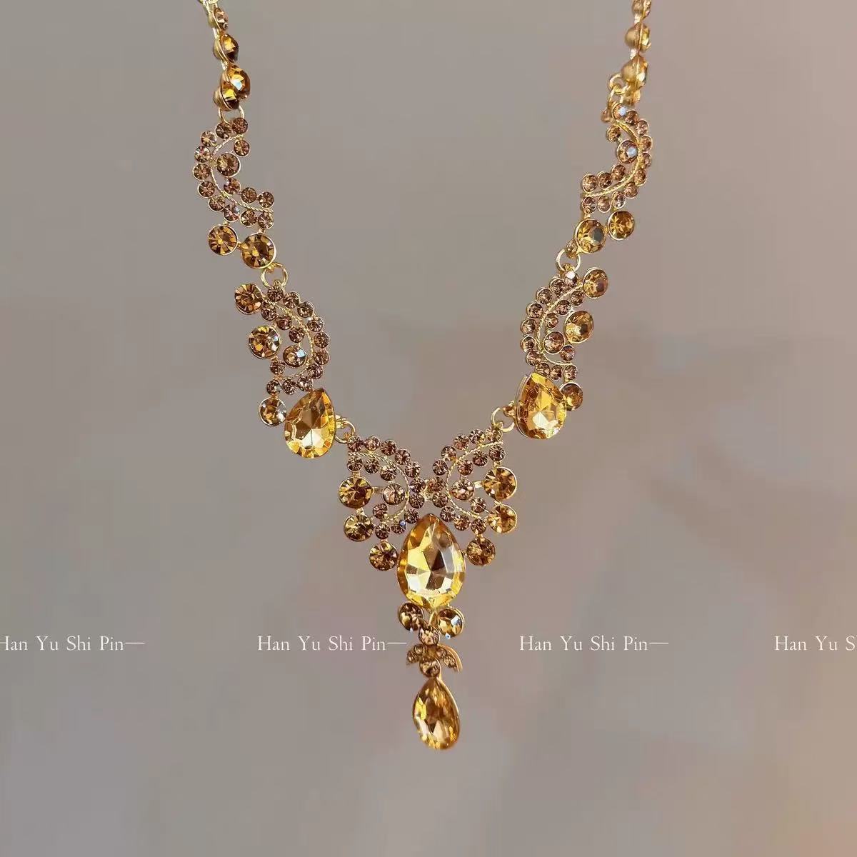 A304  Elegant Heavy Duty Waterdrop Tassel Clavicle Chain, Sparkling Light Luxury Necklace for Banquet