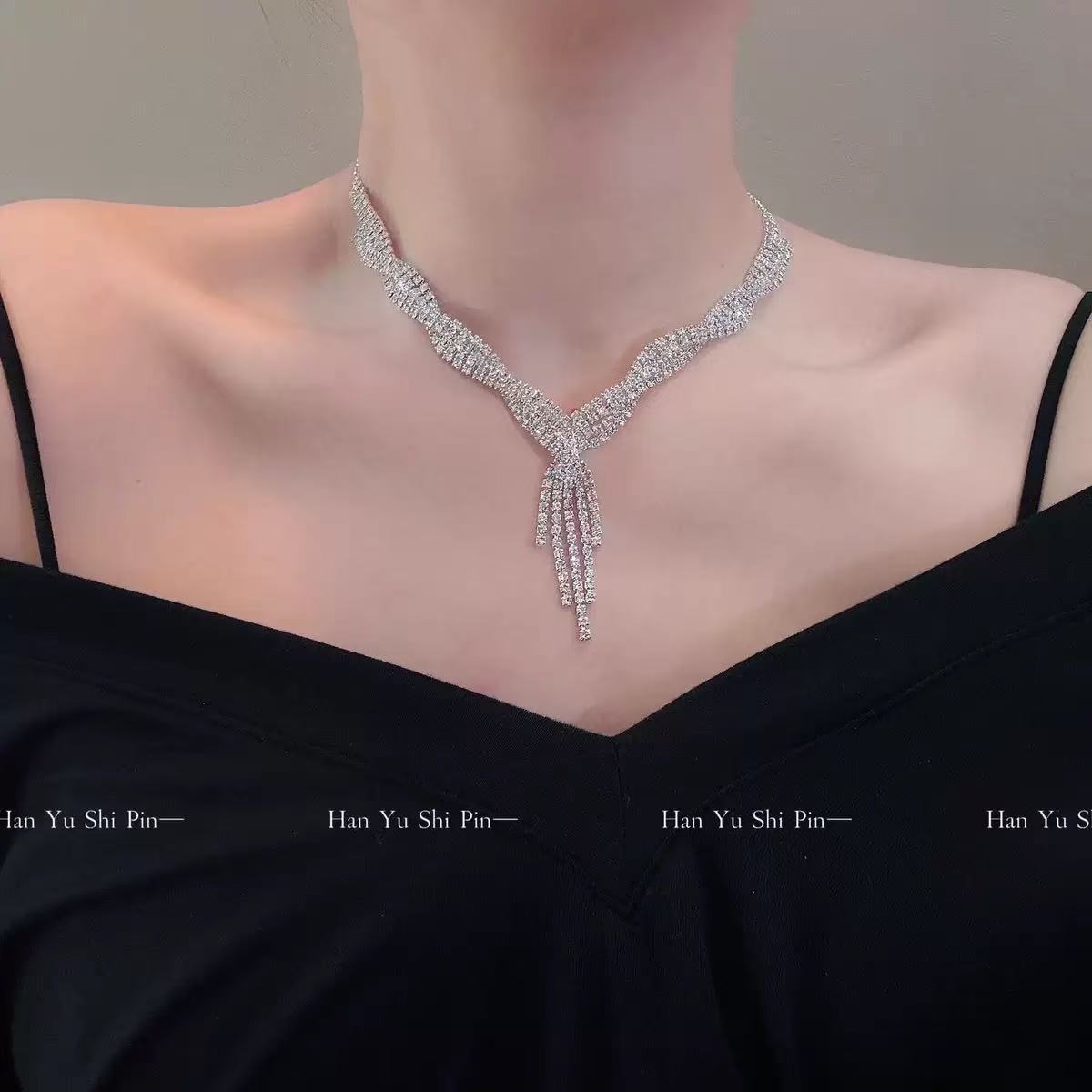 A304  Elegant Heavy Duty Waterdrop Tassel Clavicle Chain, Sparkling Light Luxury Necklace for Banquet