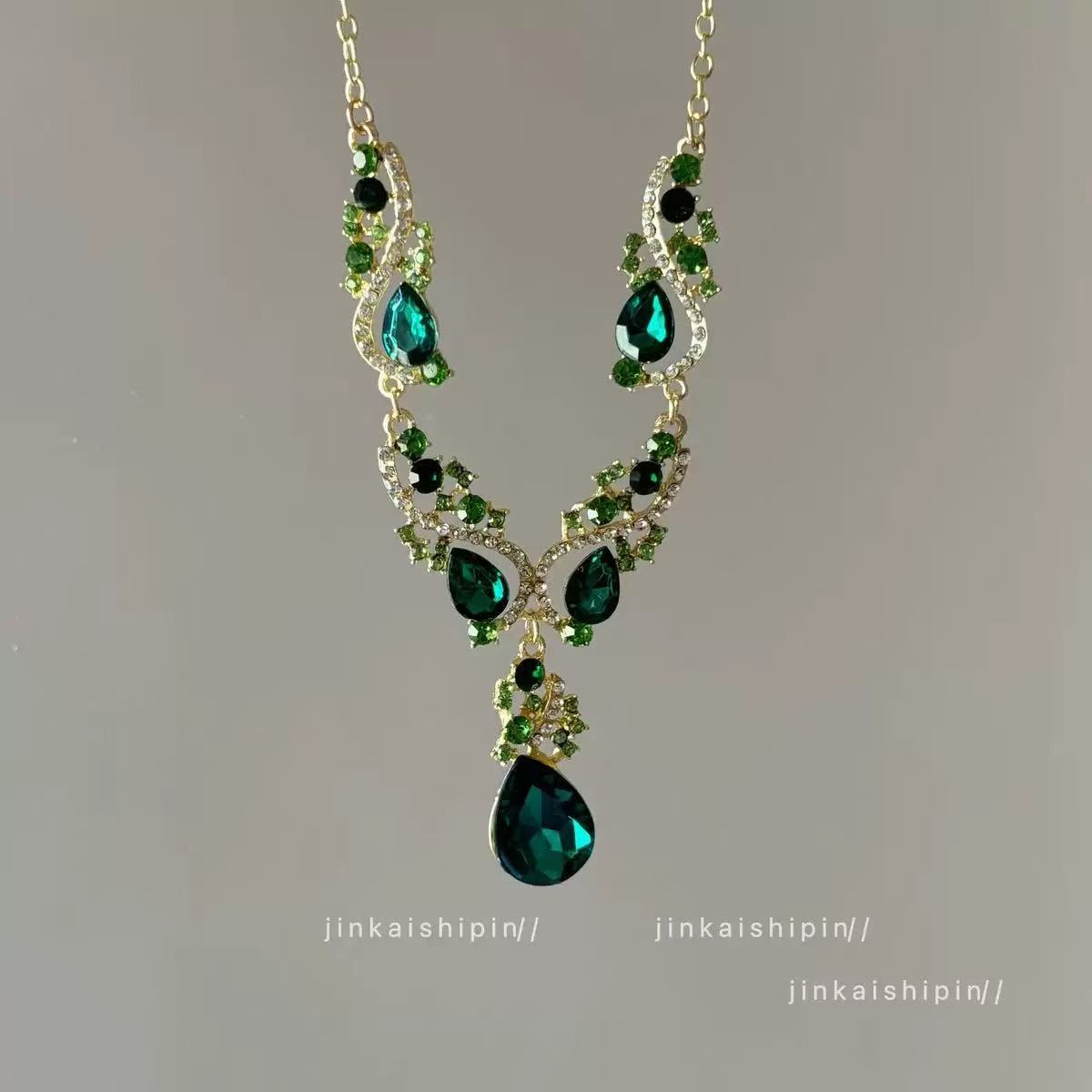 A304  Elegant Heavy Duty Waterdrop Tassel Clavicle Chain, Sparkling Light Luxury Necklace for Banquet