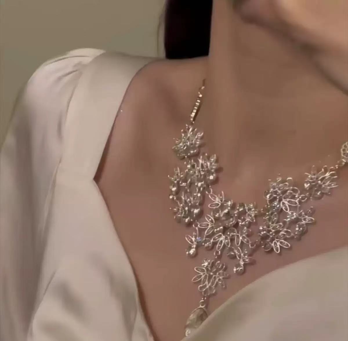 A304  Elegant Heavy Duty Waterdrop Tassel Clavicle Chain, Sparkling Light Luxury Necklace for Banquet