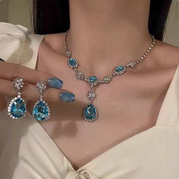 A304  Elegant Heavy Duty Waterdrop Tassel Clavicle Chain, Sparkling Light Luxury Necklace for Banquet