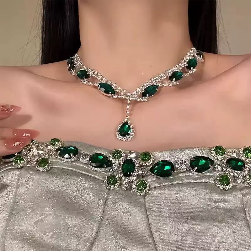 A304  Elegant Heavy Duty Waterdrop Tassel Clavicle Chain, Sparkling Light Luxury Necklace for Banquet