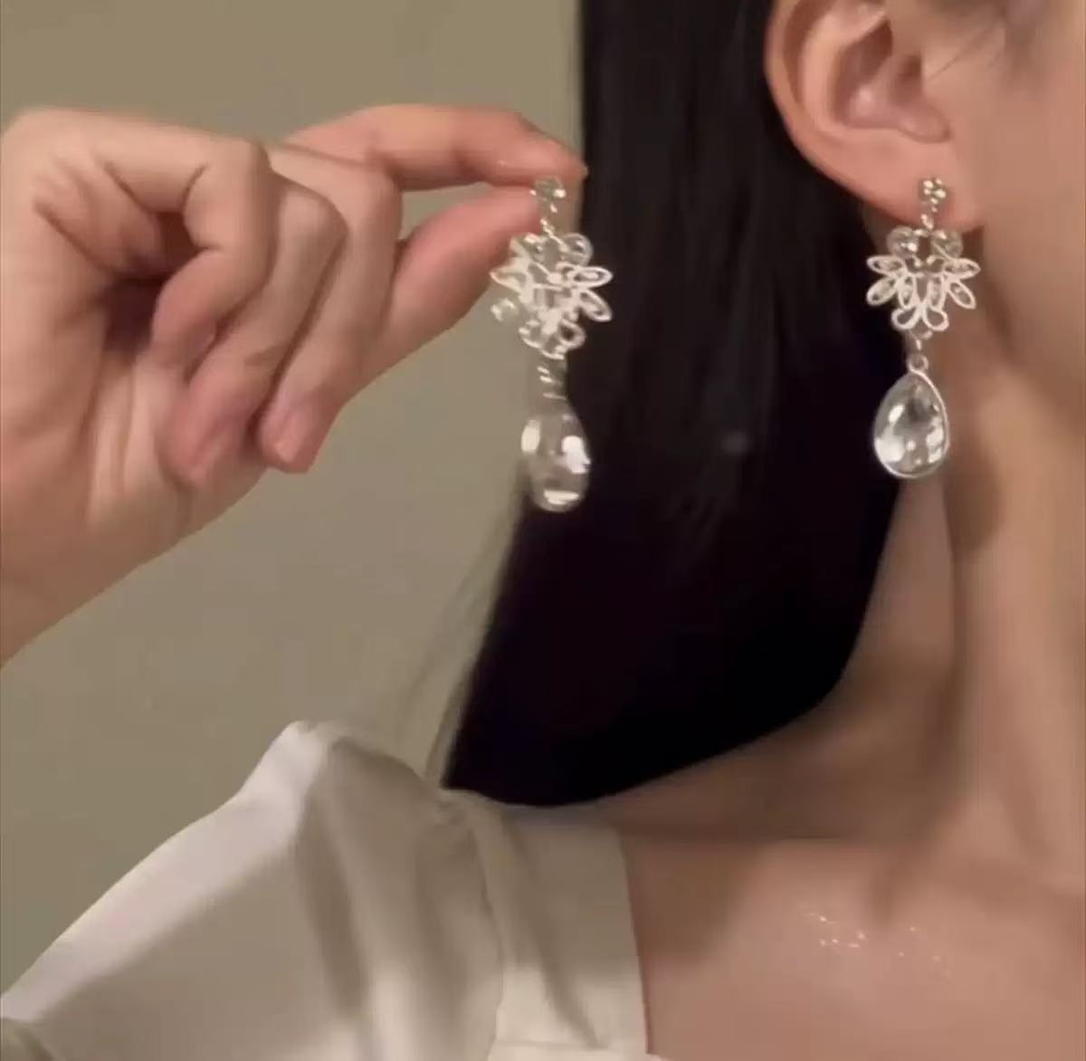 A304  Elegant Heavy Duty Waterdrop Tassel Clavicle Chain, Sparkling Light Luxury Necklace for Banquet