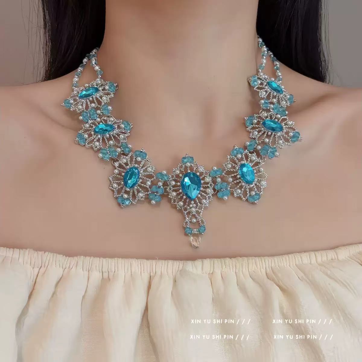 A304  Elegant Heavy Duty Waterdrop Tassel Clavicle Chain, Sparkling Light Luxury Necklace for Banquet