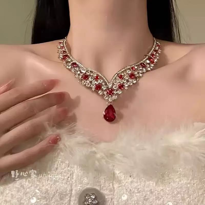 A304  Elegant Heavy Duty Waterdrop Tassel Clavicle Chain, Sparkling Light Luxury Necklace for Banquet