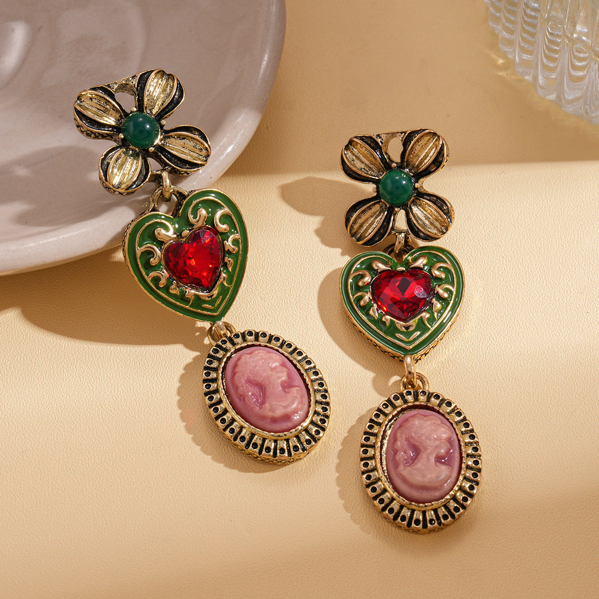 A206   Court Style Vintage Portrait Heart Earrings, Rhinestone Flower Luxury High-Grade Unique Earrings