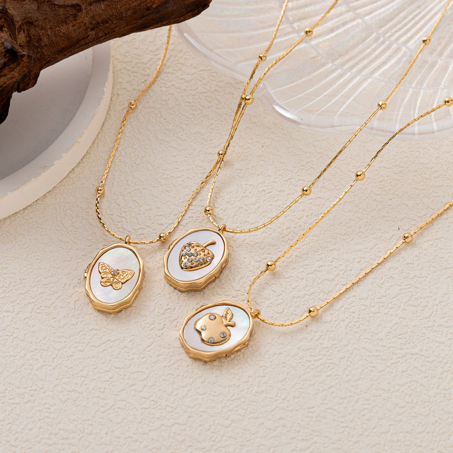 Strawberry Shell Photo Album Fruit Frame Necklace Retro Hinged Necklace with Genuine Gold Plating & Color Retention