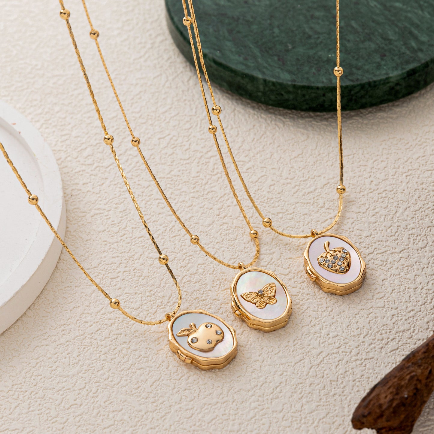 Strawberry Shell Photo Album Fruit Frame Necklace Retro Hinged Necklace with Genuine Gold Plating & Color Retention