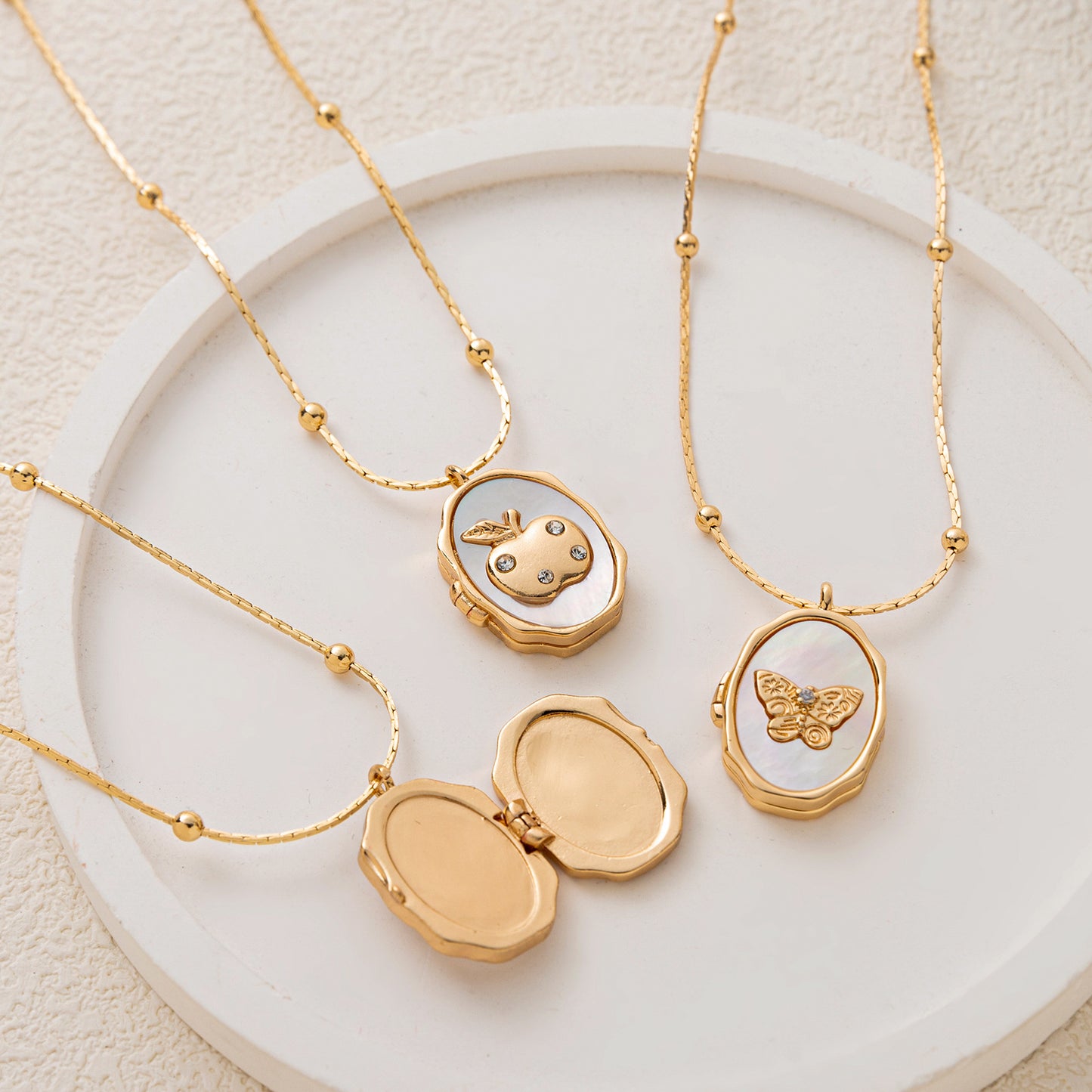 Strawberry Shell Photo Album Fruit Frame Necklace Retro Hinged Necklace with Genuine Gold Plating & Color Retention