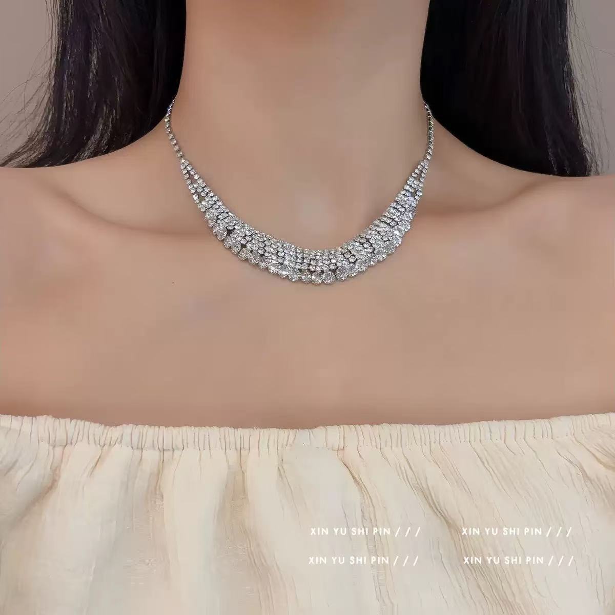 A304  Elegant Heavy Duty Waterdrop Tassel Clavicle Chain, Sparkling Light Luxury Necklace for Banquet