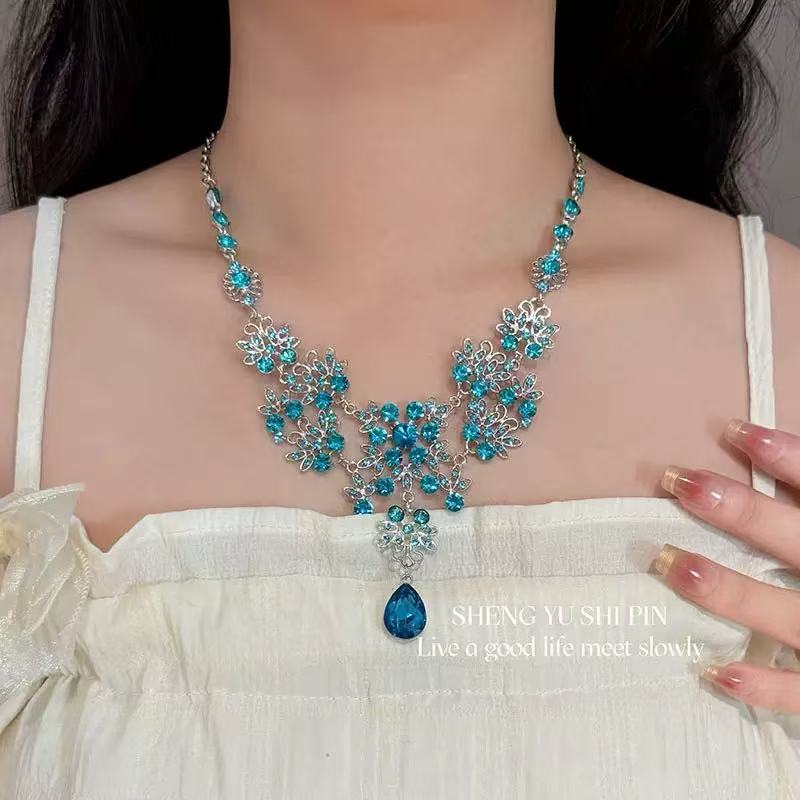 A304  Elegant Heavy Duty Waterdrop Tassel Clavicle Chain, Sparkling Light Luxury Necklace for Banquet