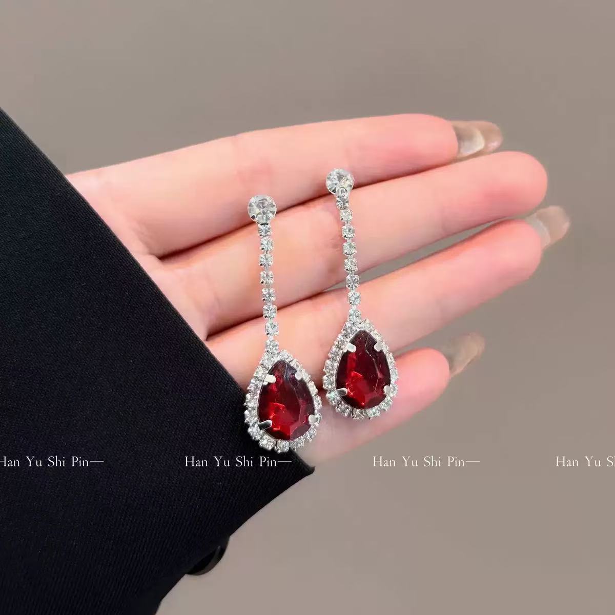 A304  Elegant Heavy Duty Waterdrop Tassel Clavicle Chain, Sparkling Light Luxury Necklace for Banquet