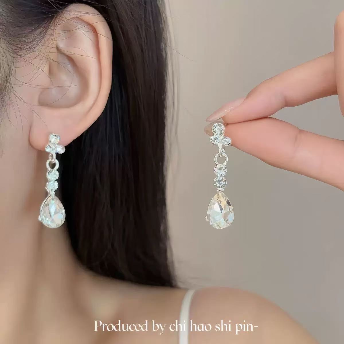 A304  Elegant Heavy Duty Waterdrop Tassel Clavicle Chain, Sparkling Light Luxury Necklace for Banquet