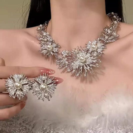 A304  Elegant Heavy Duty Waterdrop Tassel Clavicle Chain, Sparkling Light Luxury Necklace for Banquet