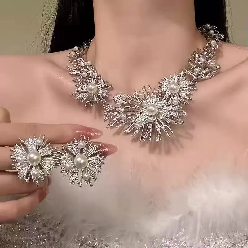 A304  Elegant Heavy Duty Waterdrop Tassel Clavicle Chain, Sparkling Light Luxury Necklace for Banquet