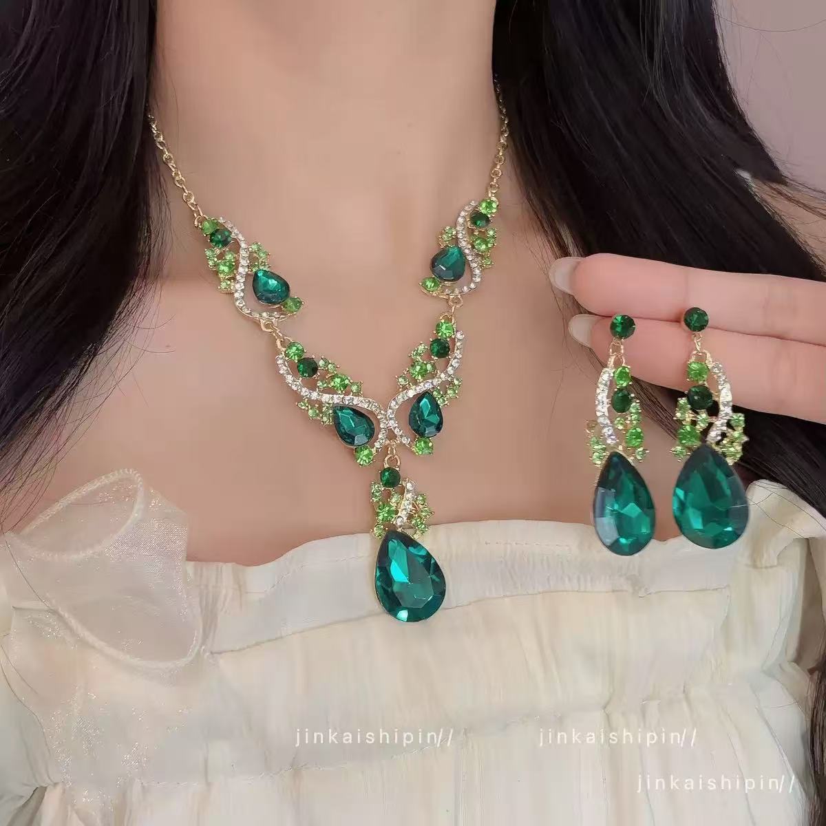A304  Elegant Heavy Duty Waterdrop Tassel Clavicle Chain, Sparkling Light Luxury Necklace for Banquet