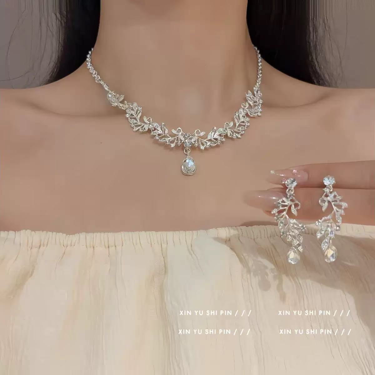 A304  Elegant Heavy Duty Waterdrop Tassel Clavicle Chain, Sparkling Light Luxury Necklace for Banquet