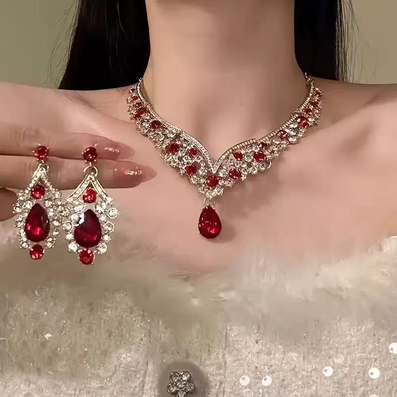 A304  Elegant Heavy Duty Waterdrop Tassel Clavicle Chain, Sparkling Light Luxury Necklace for Banquet