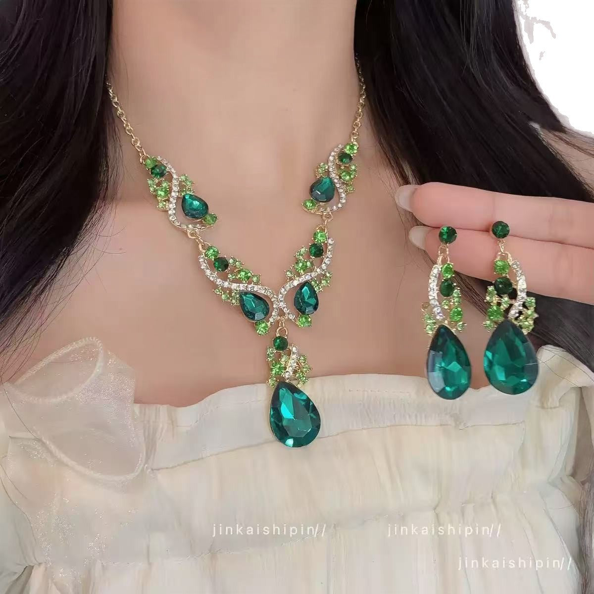 A304  Elegant Heavy Duty Waterdrop Tassel Clavicle Chain, Sparkling Light Luxury Necklace for Banquet