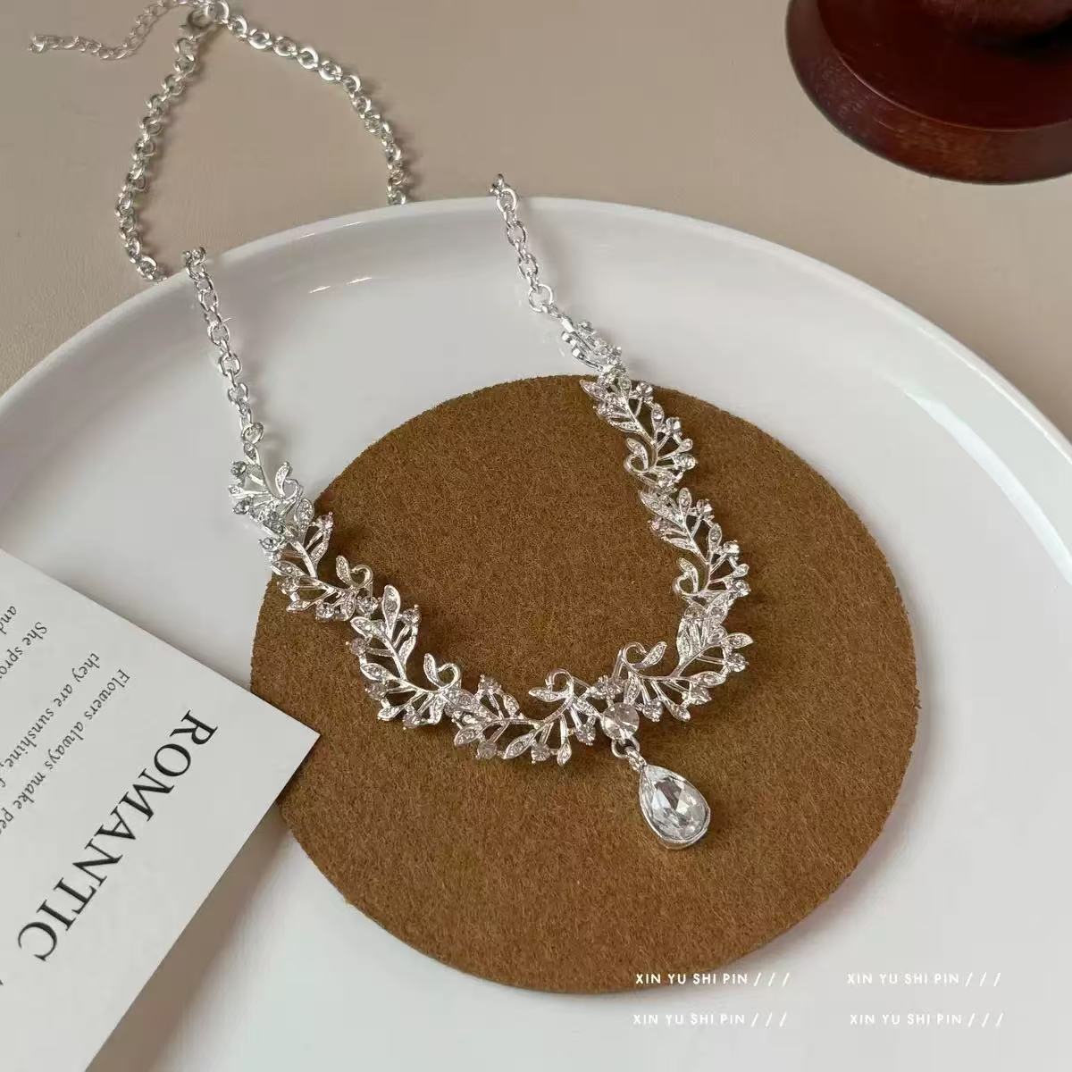 A304  Elegant Heavy Duty Waterdrop Tassel Clavicle Chain, Sparkling Light Luxury Necklace for Banquet