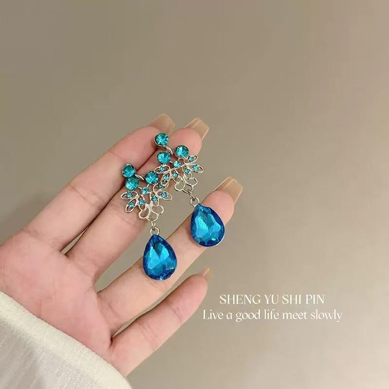 A304  Elegant Heavy Duty Waterdrop Tassel Clavicle Chain, Sparkling Light Luxury Necklace for Banquet