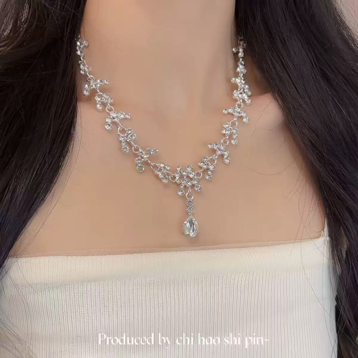 A304  Elegant Heavy Duty Waterdrop Tassel Clavicle Chain, Sparkling Light Luxury Necklace for Banquet