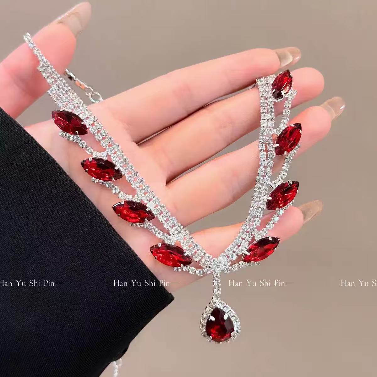 A304  Elegant Heavy Duty Waterdrop Tassel Clavicle Chain, Sparkling Light Luxury Necklace for Banquet