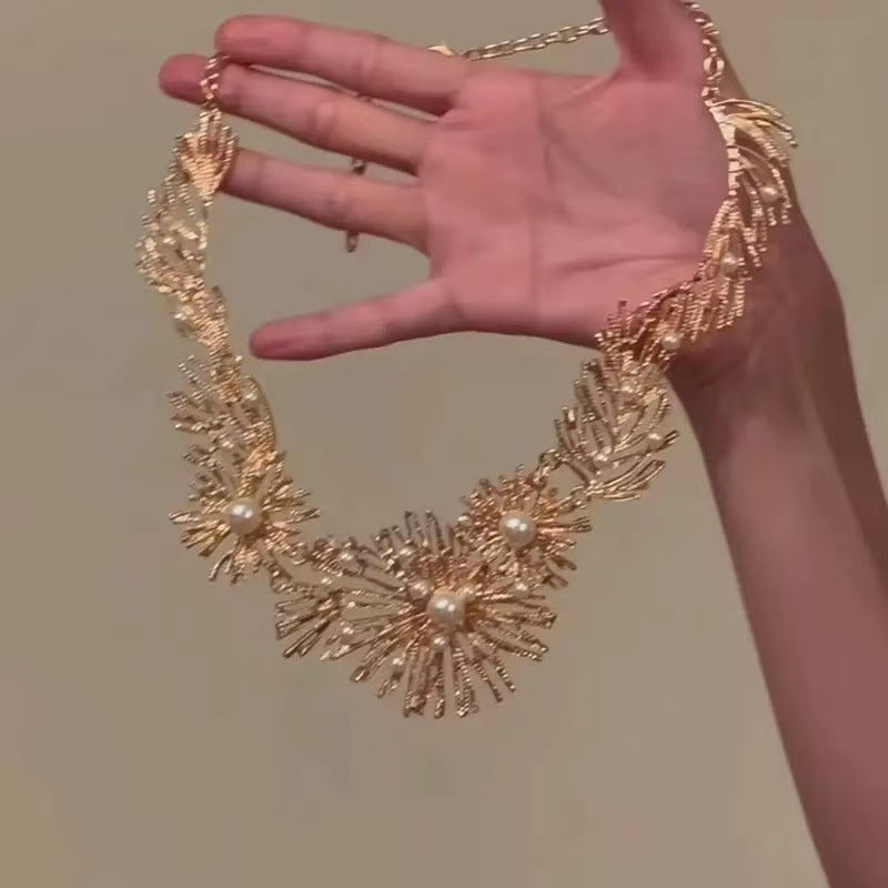 A304  Elegant Heavy Duty Waterdrop Tassel Clavicle Chain, Sparkling Light Luxury Necklace for Banquet