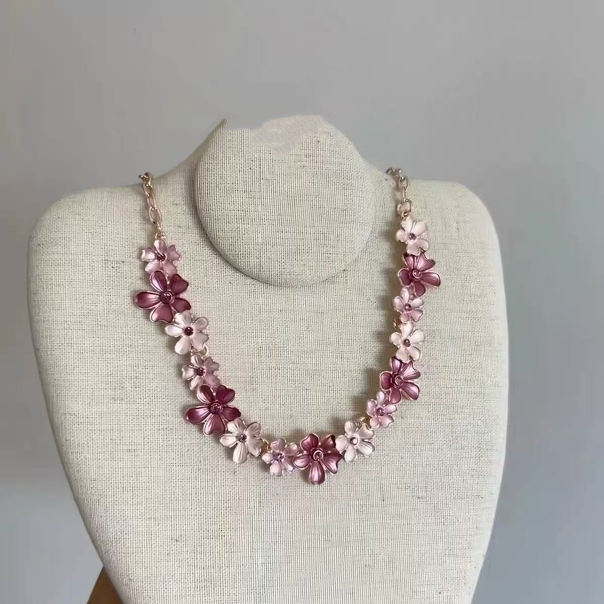 A304  Elegant Heavy Duty Waterdrop Tassel Clavicle Chain, Sparkling Light Luxury Necklace for Banquet