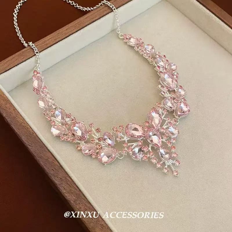 A304  Elegant Heavy Duty Waterdrop Tassel Clavicle Chain, Sparkling Light Luxury Necklace for Banquet